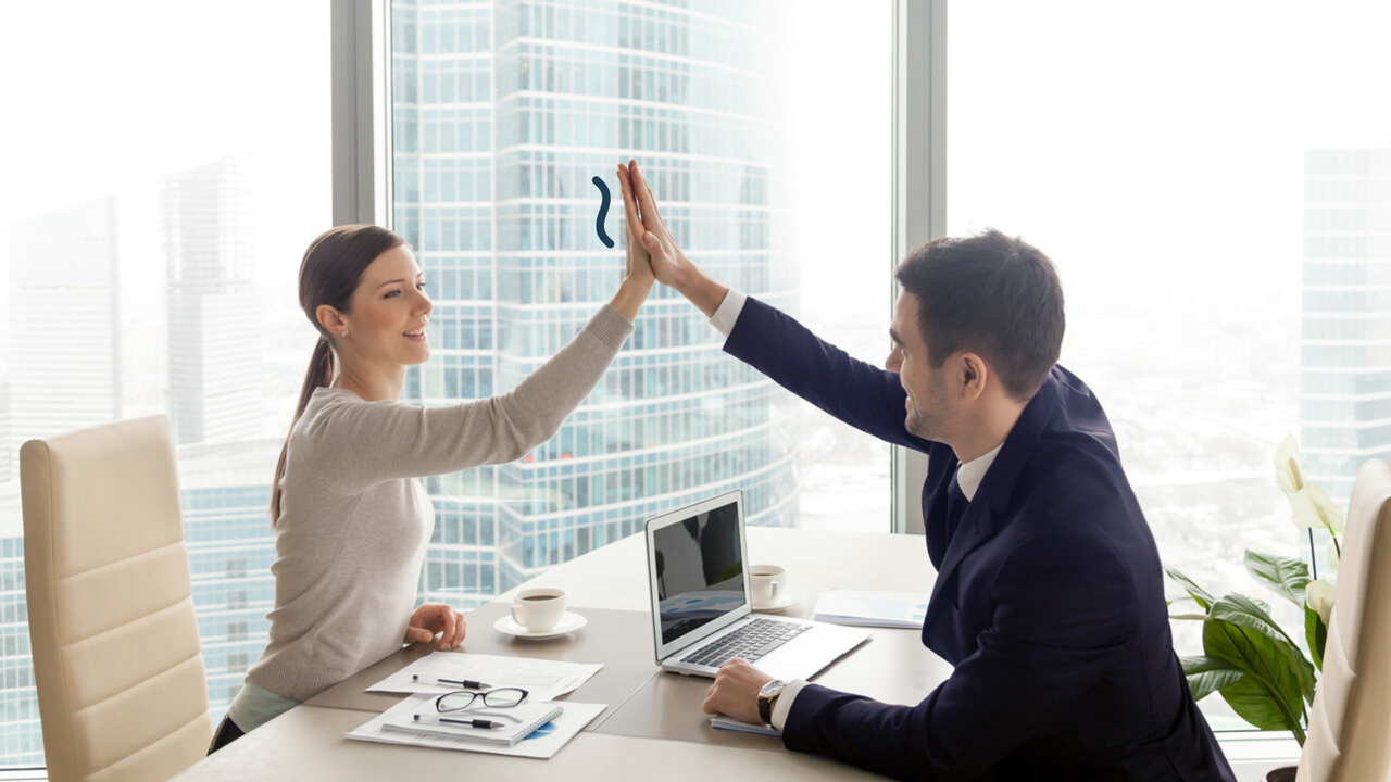 Homem e mulher juntando as mãos como símbolo de parceria. Imagem remete ao sucesso no trabalho.