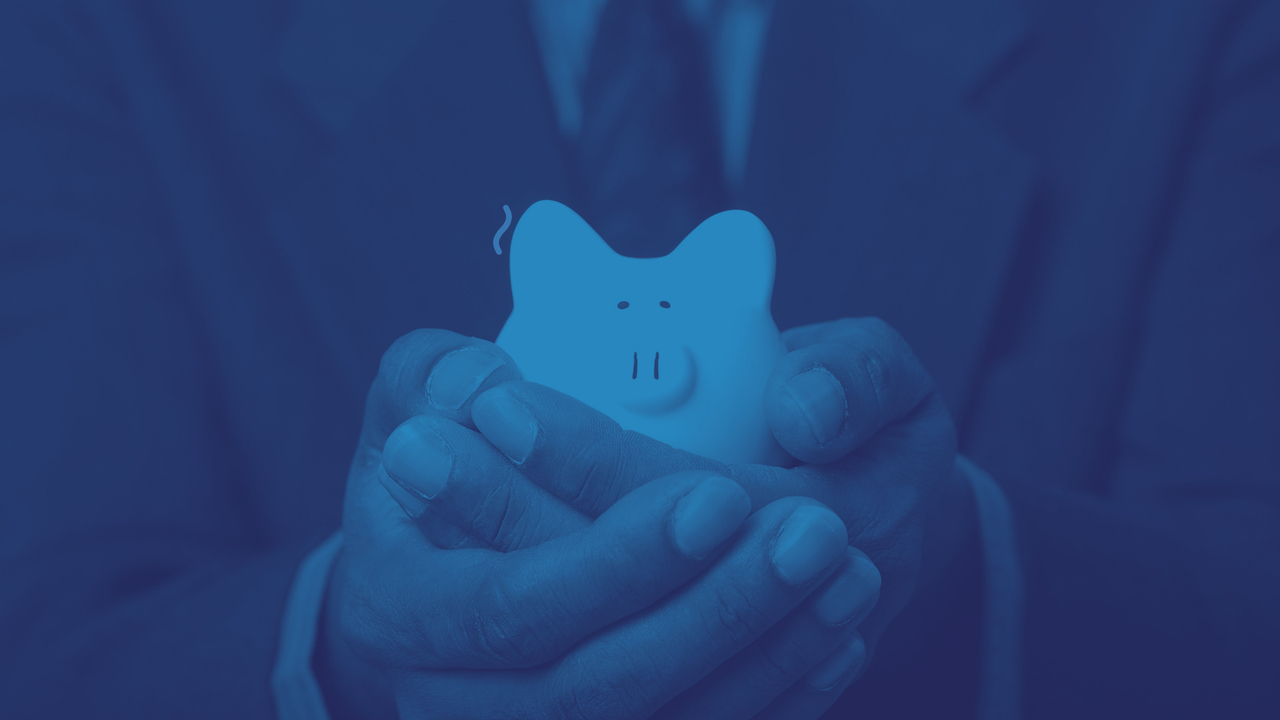 Homem segurando porquinho de dinheiro. Imagem simboliza o cuidado com desempenho do setor financeiro da indústria.