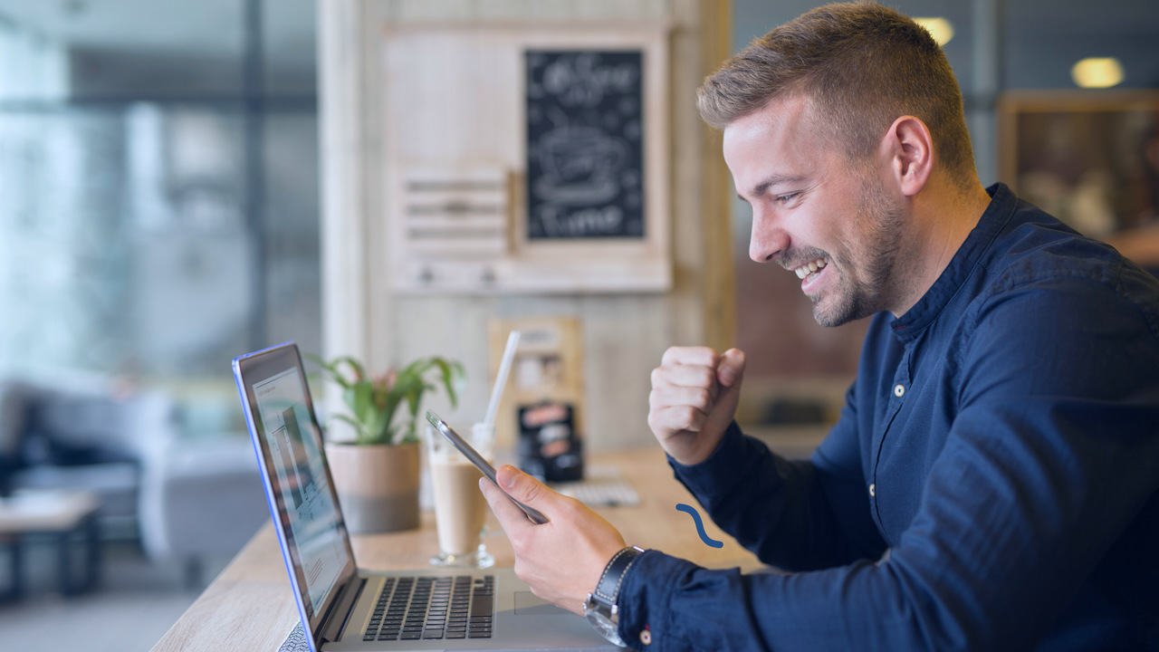Profissional trabalhando feliz. Imagem simboliza o trabalho com marketing digital e vendas industriais.