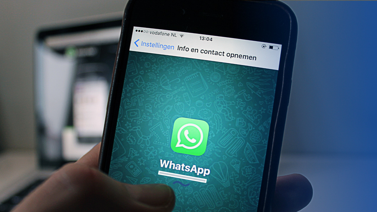 Aplicativo WhatsApp na tela do celular. Imagem representa atendimento pelo WhatsApp.