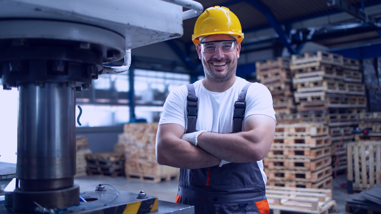 Profissional dentro da fábrica. Imagem representa a manutenção preditiva na indústria.
