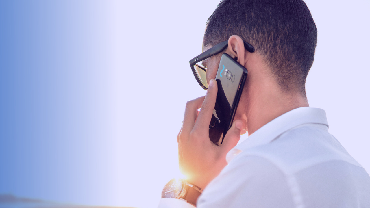 Profissional no telefone. Imagem representa o setor de pré-vendas da empresa.